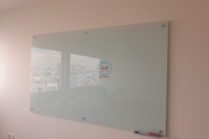 Bảng kính văn phòng: ưu điểm, giá & lắp đặt
