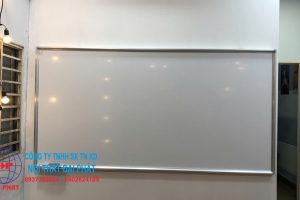 Bảng từ trắng treo tường hay bảng di động phù hợp hơn cho phòng học