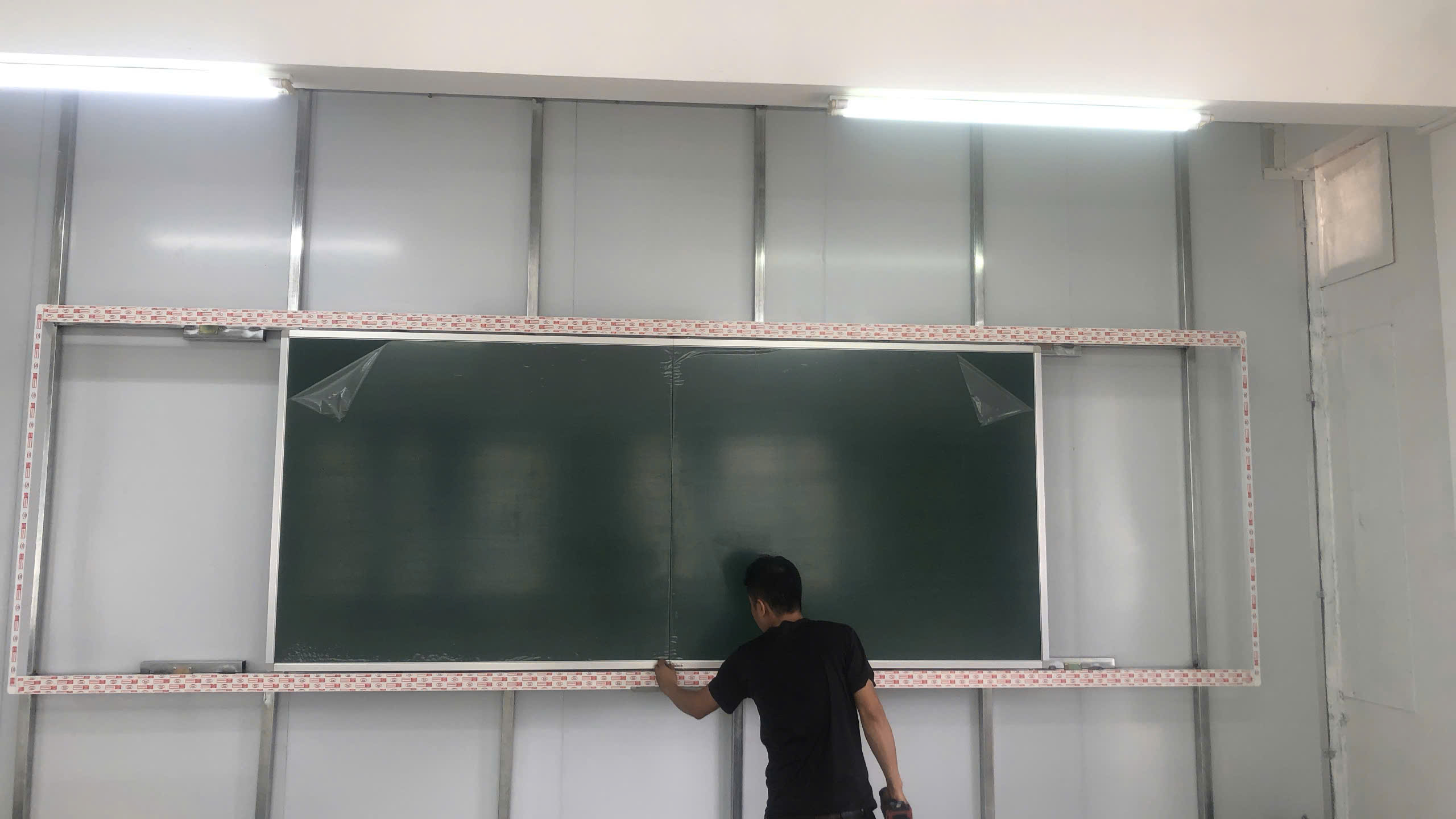 Lắp Đặt Bảng Trượt Ngang Nguyên Khối
