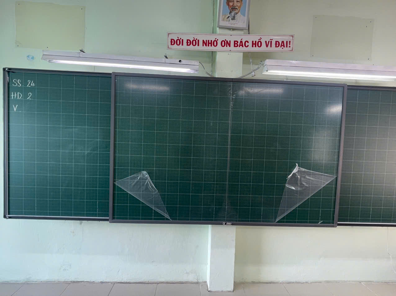 Lắp Đặt Bảng Trượt Ngang 2 lớp giá rẻ