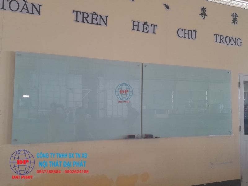 Bảng kính văn phòng treo tường