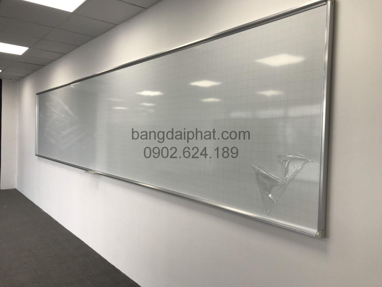 dich-vu-cung-cap-va-lap-dat-bang-tu-trang-tai-quan-tan-phu